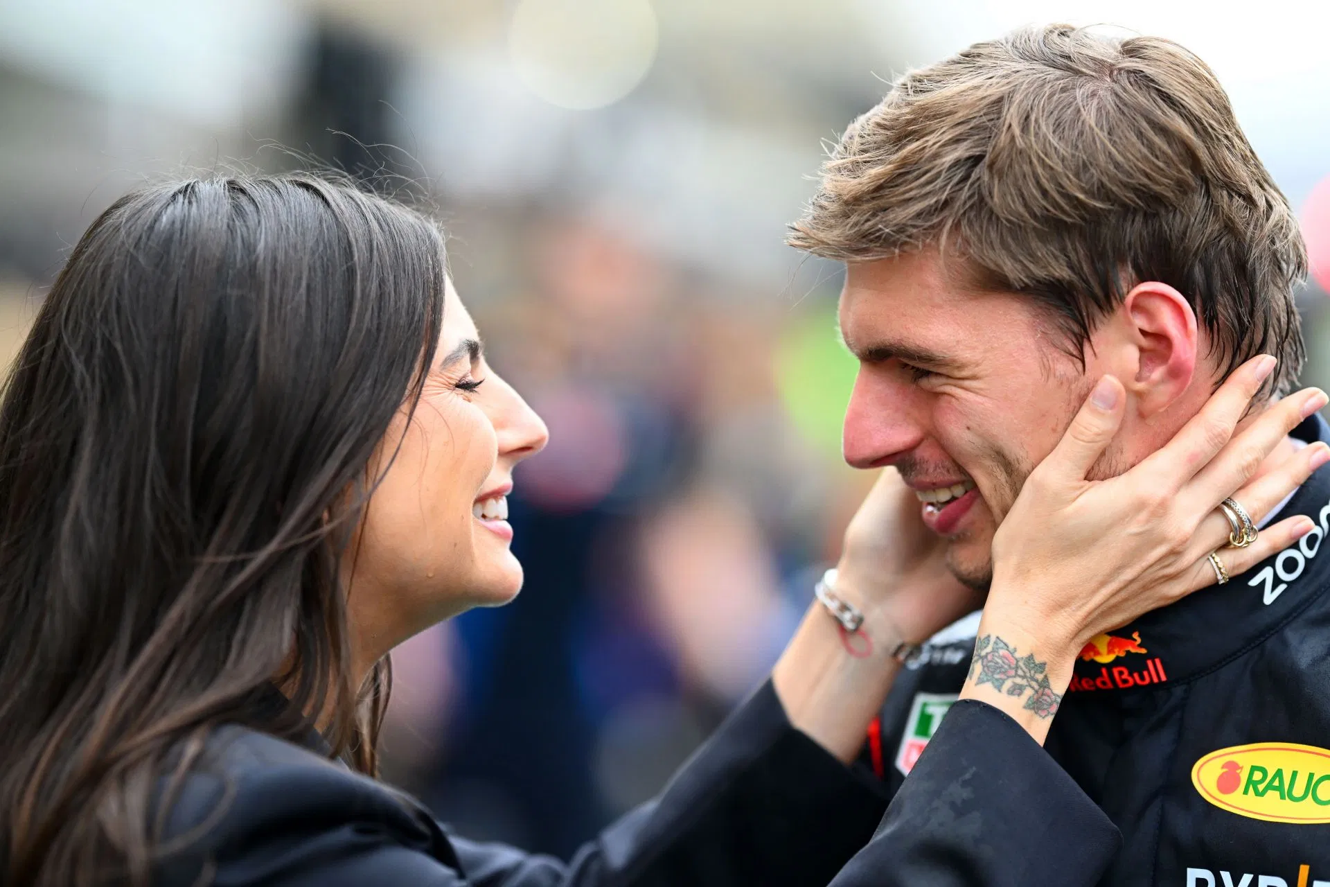 A namorada de Max Verstappen, Kelly Piquet, chama a atenção ao aparecer no paddock do GP de F1 de Mônaco