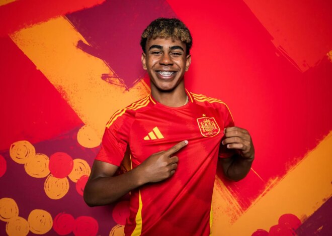O técnico da Espanha, Luis de la Fuente, fornece atualizações físicas a Lamine Yamal antes da Copa do Mundo FIFA de 2026