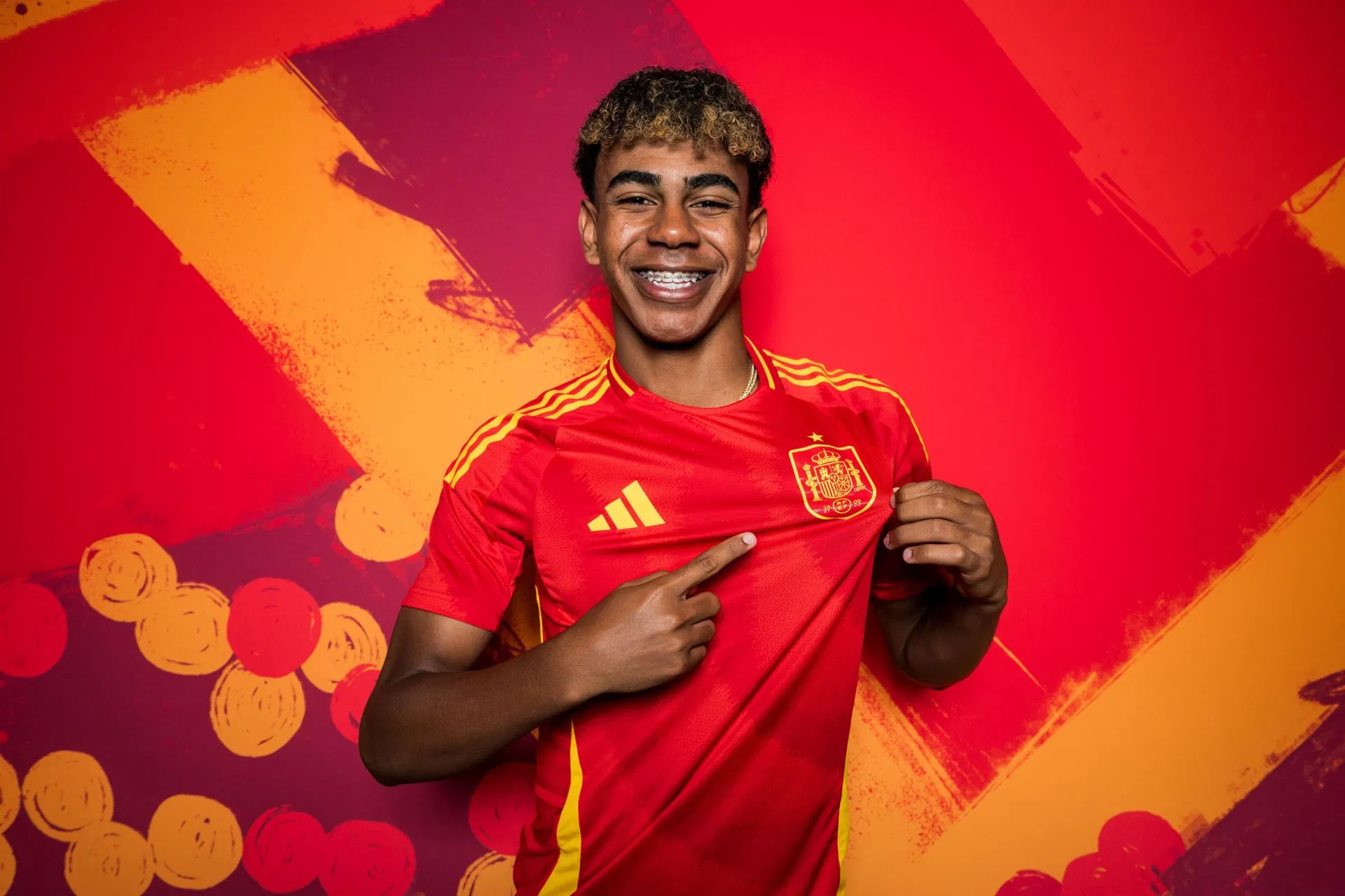 O técnico da Espanha, Luis de la Fuente, fornece atualizações físicas a Lamine Yamal antes da Copa do Mundo FIFA de 2026
