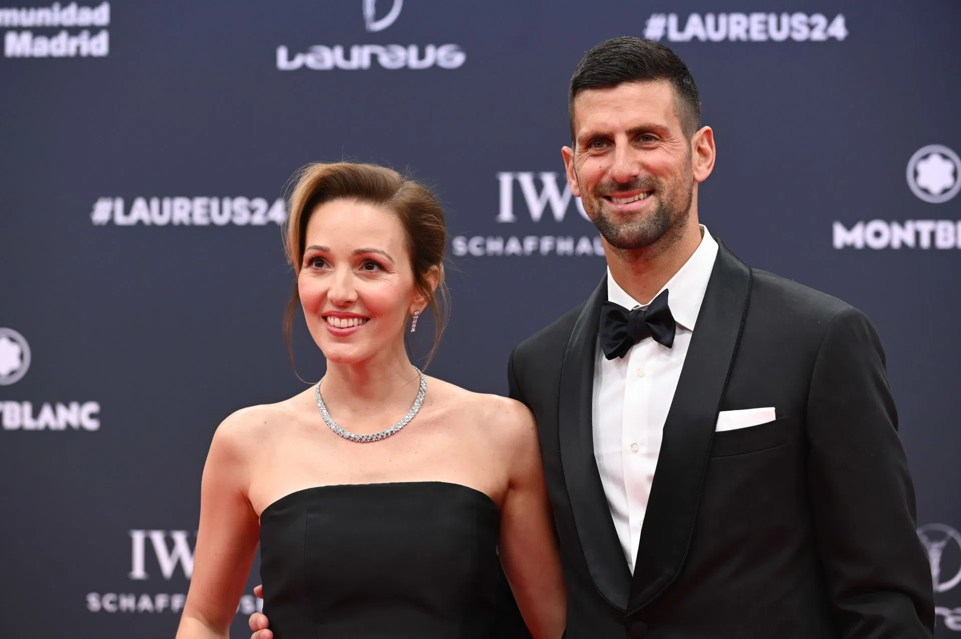ASSISTIR: Novak Djokovic e sua esposa Jelena trocam um beijo romântico enquanto Serb dá uma grande festa noturna para seu aniversário