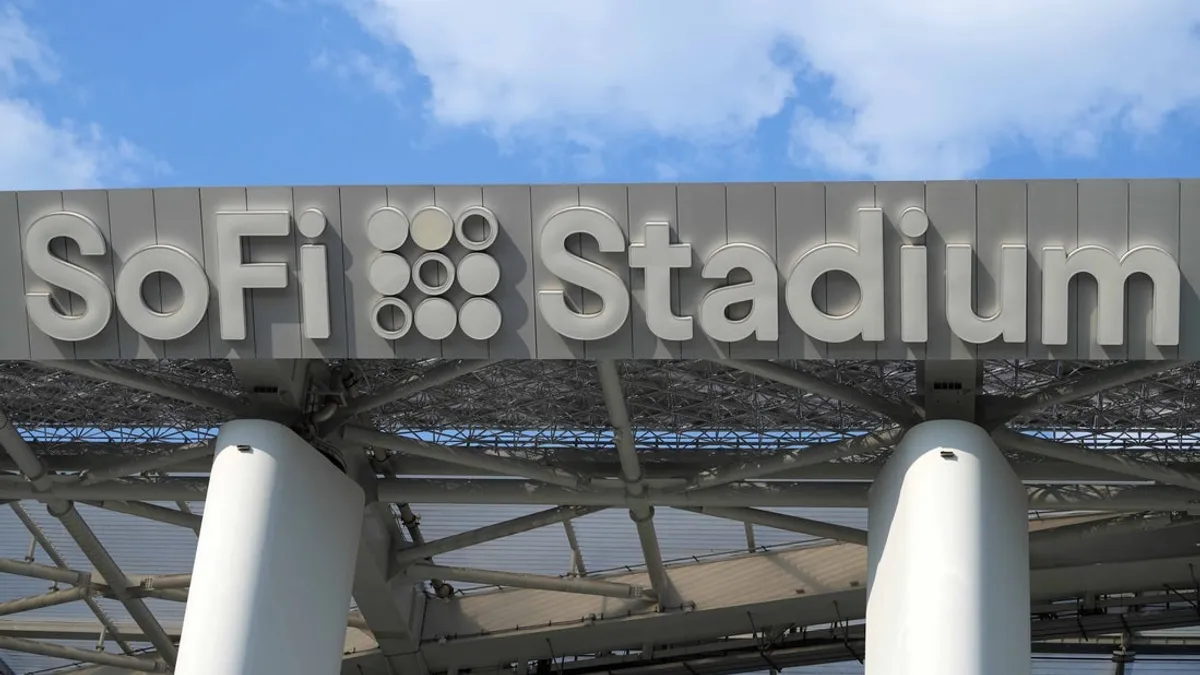 Trabalhadores do SoFi Stadium autorizam greve uma semana antes da Copa do Mundo