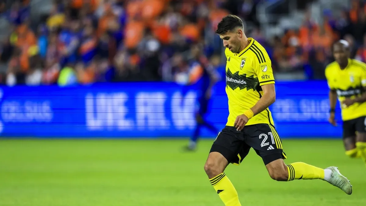 LAFC adquire D Yevhen Cheberko da Crew