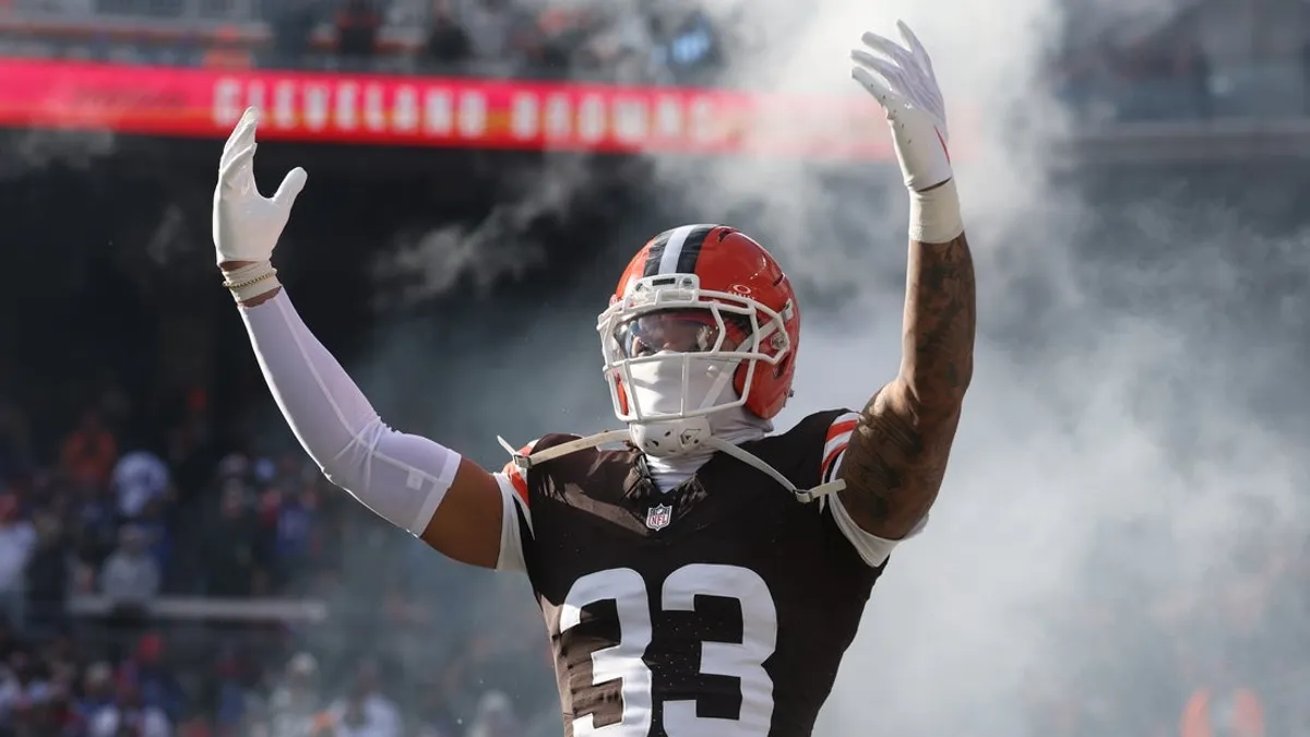 Browns renovam contrato com S Ronnie Hickman