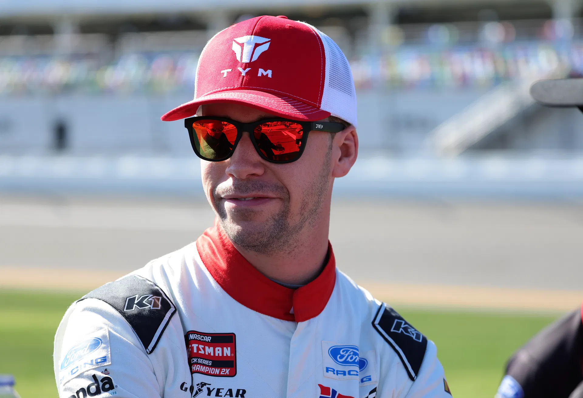 NASCAR aplica penalidade grave a dois membros da tripulação após erro no dia da corrida em Nashville