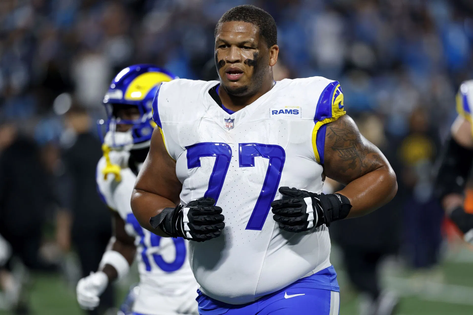 LT Alaric Jackson, vencedor do Super Bowl dos Rams, preso por acusação de violência doméstica: Relatório