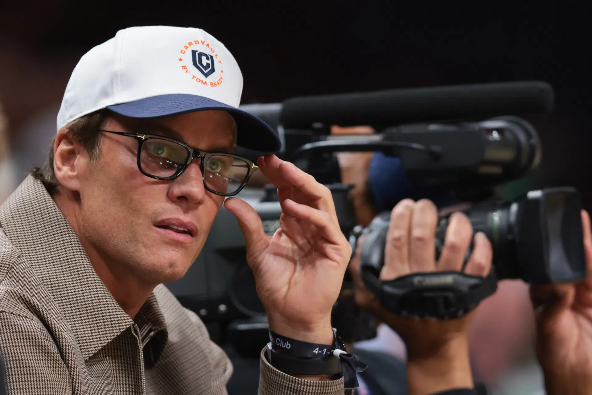 “Nem estamos falando sobre seguro”: a estrela dos Panteras de $ 10.500.000 revida Tom Brady por causa da polêmica tomada do time de treino