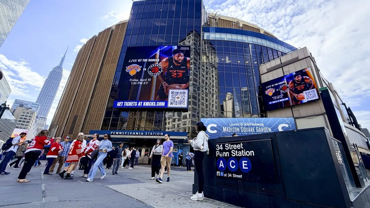 Policial agredido, 26 presos enquanto torcedores do Knicks comemoram em Nova York