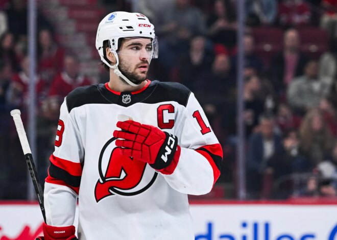 Canadiens acompanhando Nico Hischier de perto, por fonte