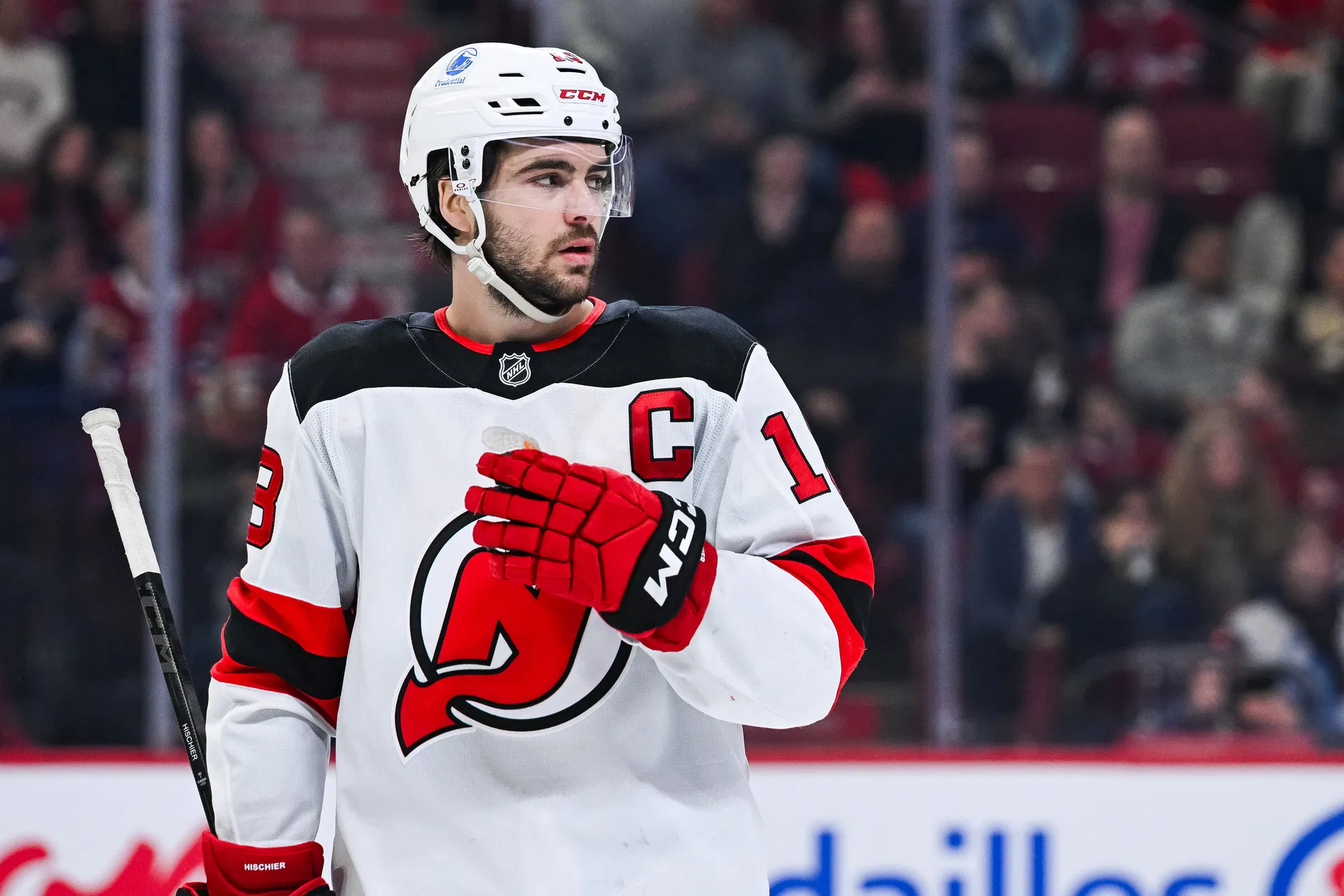 Canadiens acompanhando Nico Hischier de perto, por fonte