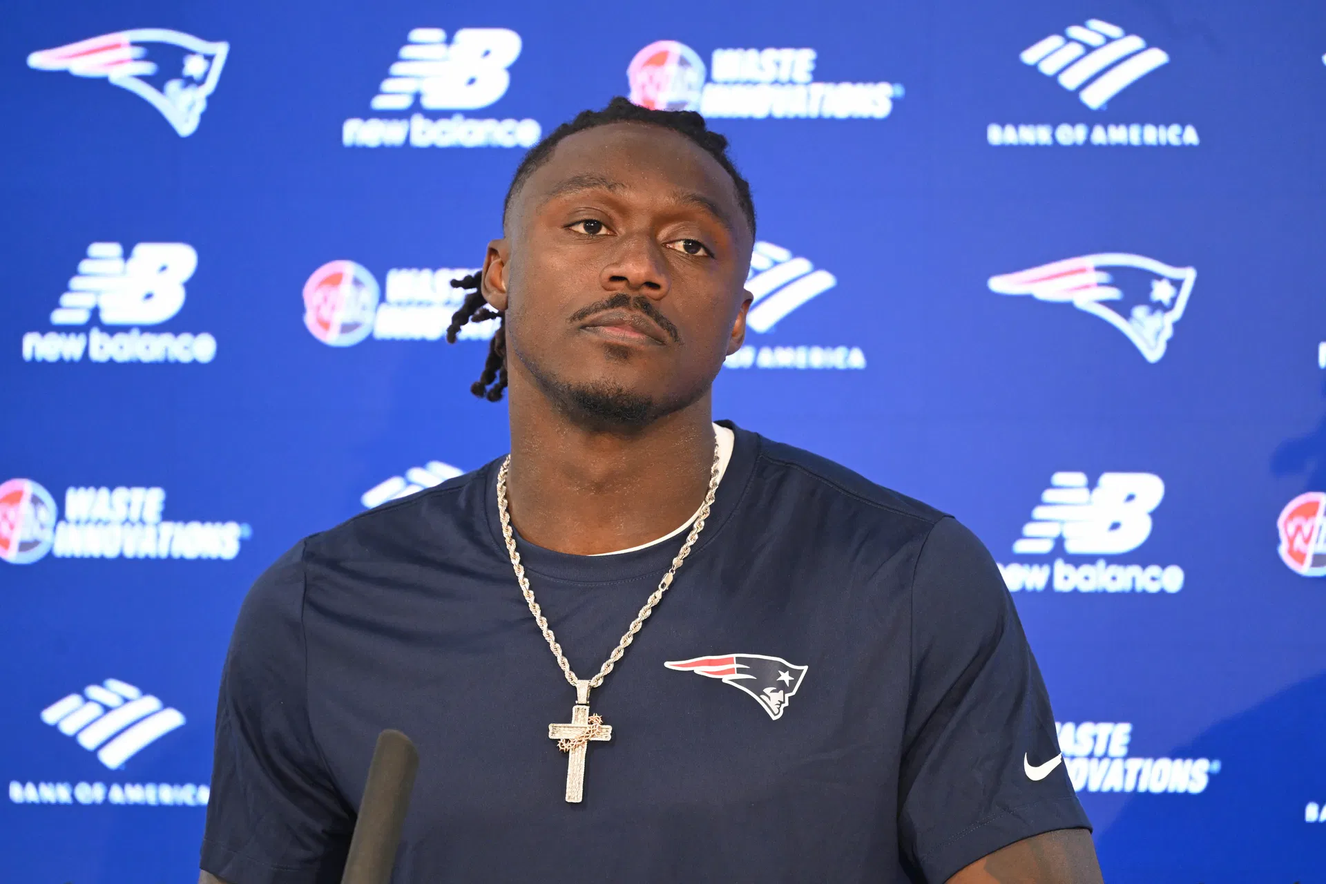 “AJ BROWN NUNCA DISSE ISSO”: Mike Florio estabelece o recorde de falsa narrativa sobre o novo Patriots WR vazando histórias dos Eagles para a mídia