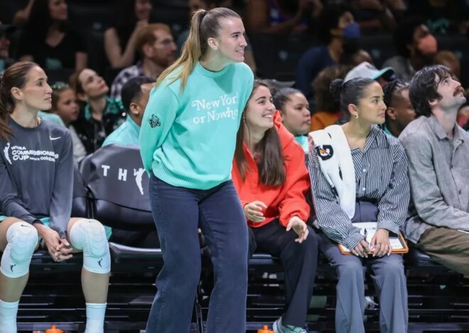 A guarda da liberdade Sabrina Ionescu (atrás) sai novamente contra Fever