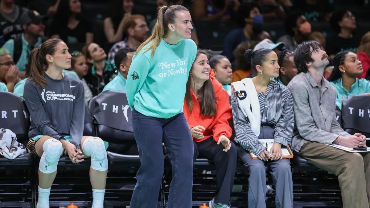 A guarda da liberdade Sabrina Ionescu (atrás) sai novamente contra Fever