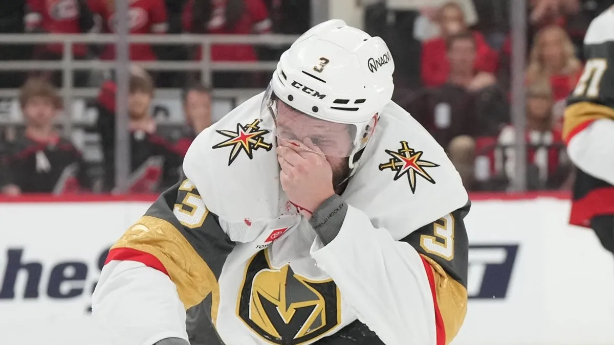 Brayden McNabb, dos Knights, hospitalizado após levar o disco para o rosto