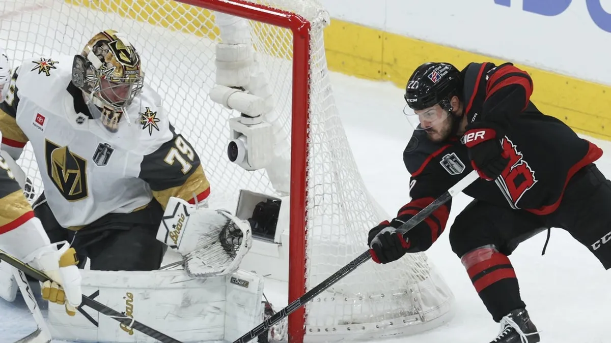 Gol de power-play no OT encerra a recuperação dos Hurricanes e empata as finais em 1-1