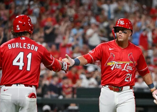 Cardinals se afastam dos Reds atrás da grande sexta entrada