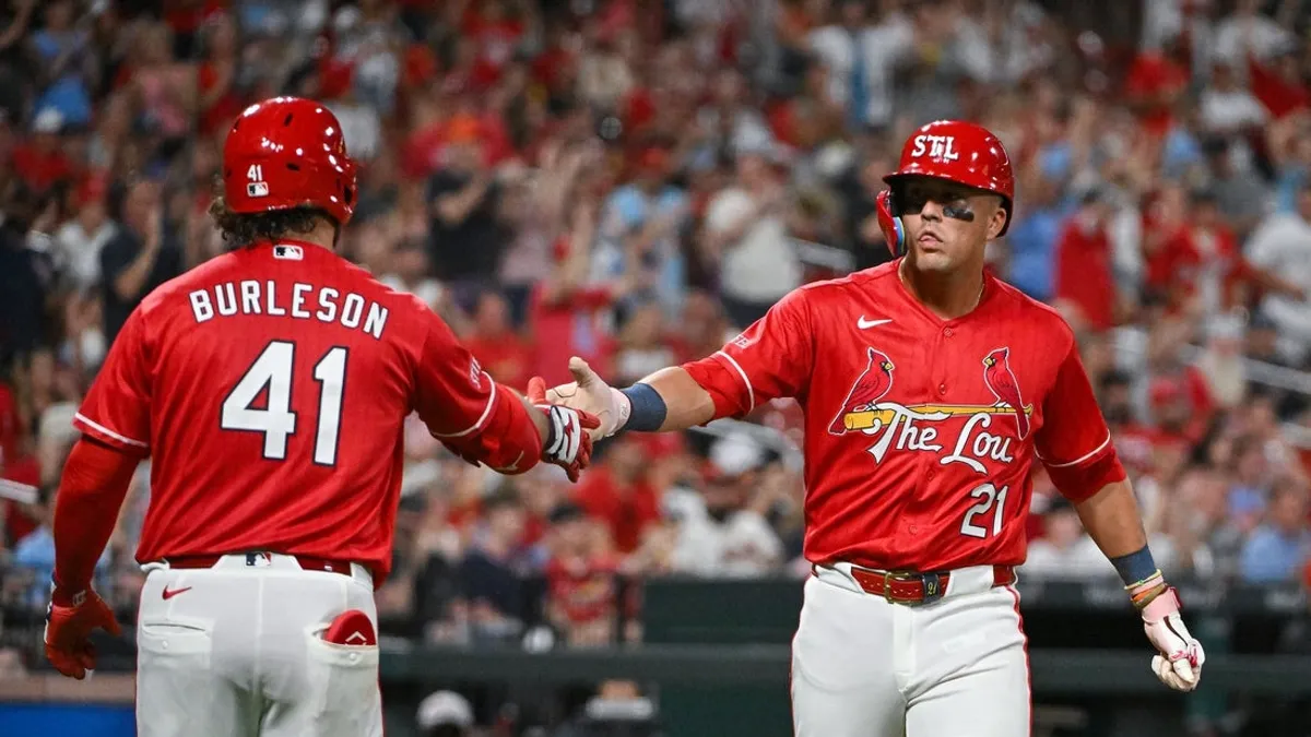 Cardinals se afastam dos Reds atrás da grande sexta entrada
