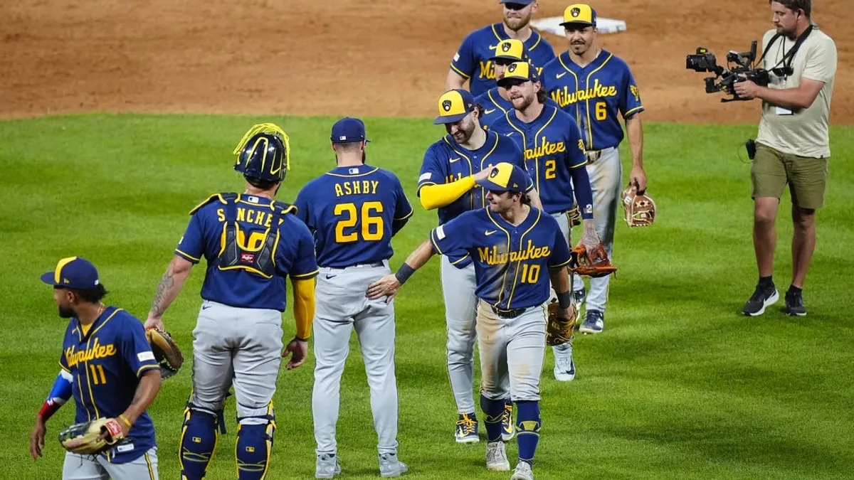 Sufocados em 8, Brewers entram em erupção tarde para afundar as Montanhas Rochosas em 10