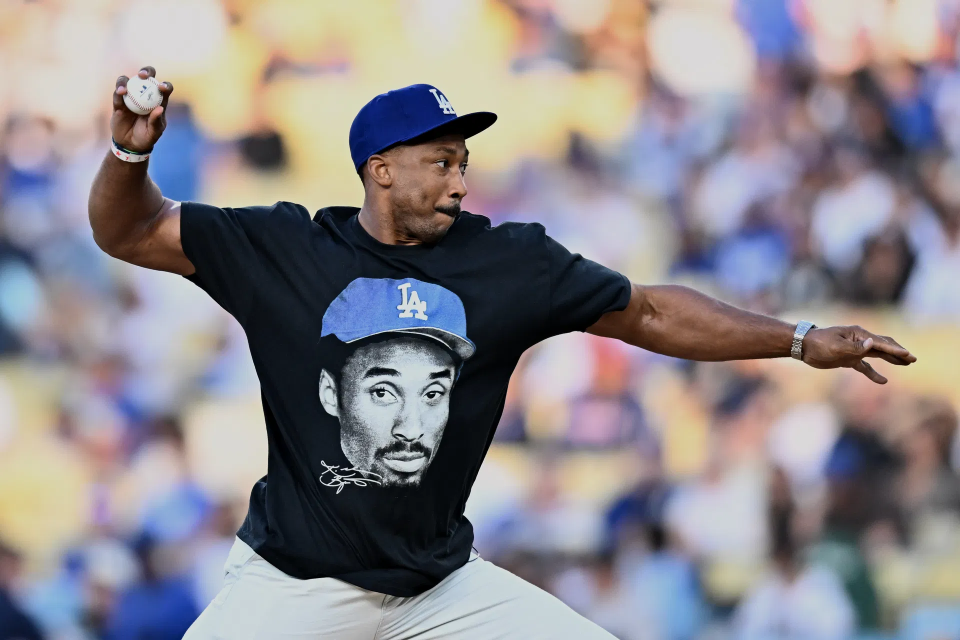 “Kobe Bryant reencarnou” “Assine um contrato para ele o mais rápido possível”: os fãs da NFL reagem quando Myles Garrett dá um “ataque sólido” em seu primeiro arremesso no Dodger Stadium