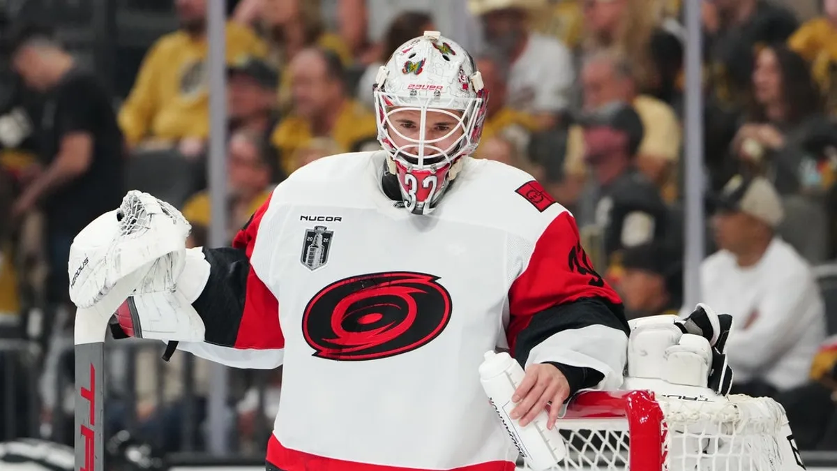 Furacões iniciam o estreante Brandon Bussi para o jogo 4 da final da Stanley Cup