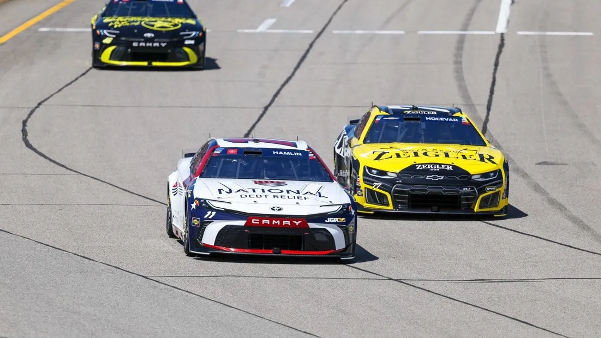 Denny Hamlin sai da retaguarda do campo de Michigan para a segunda vitória consecutiva