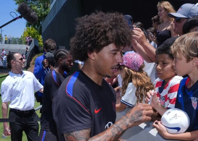O defensor Chris Richards retorna aos treinos da USMNT
