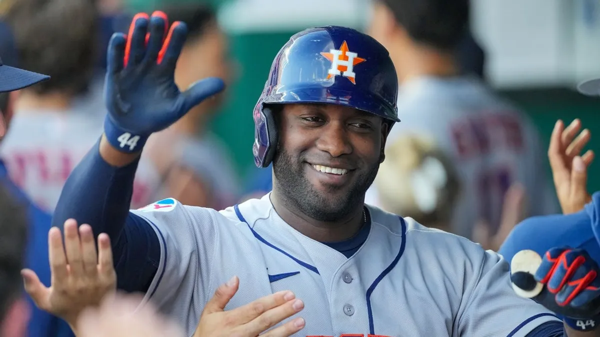 Yordan Alvarez, do Astros, acerta home run de 2 corridas e bate no primeiro inning