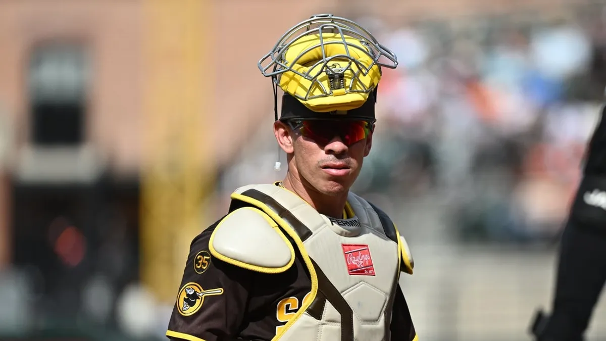 Padres colocam C Freddy Fermin em concussão IL