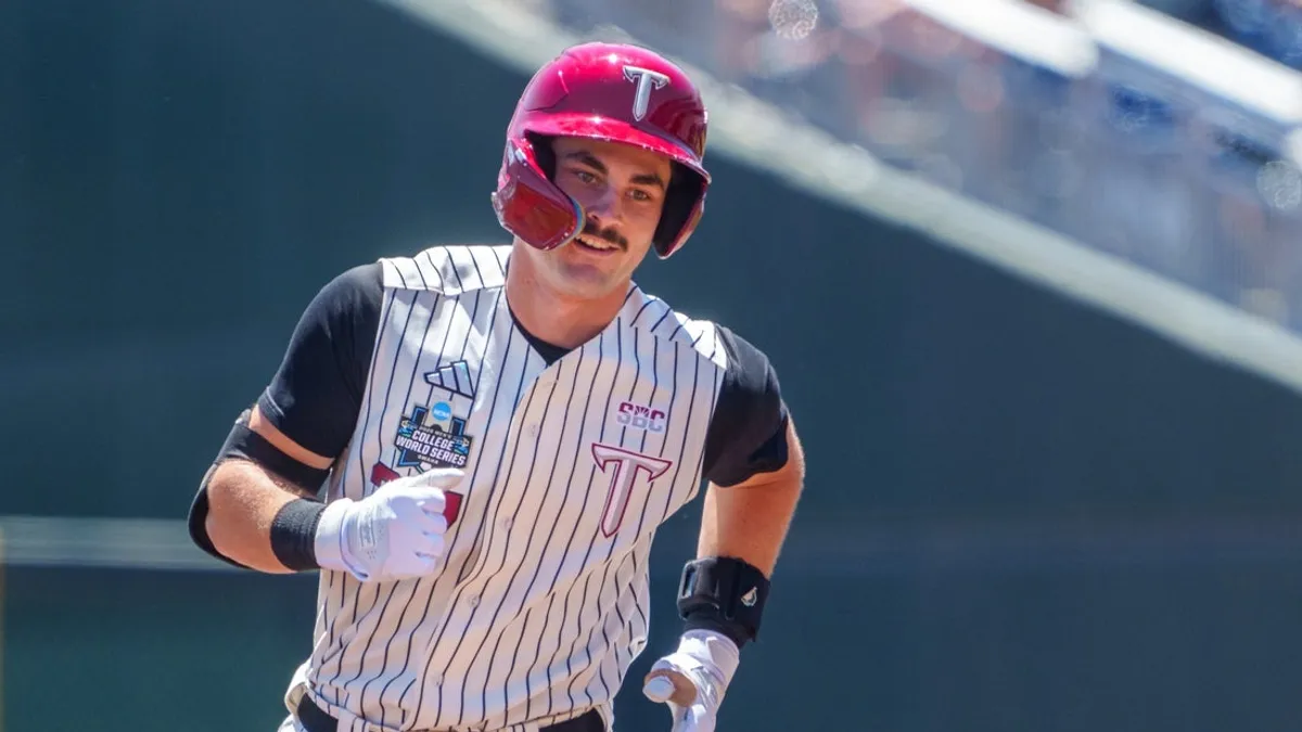 Cinderela Troy se recupera para vitória por 12-8 e tira Ole Miss do MCWS