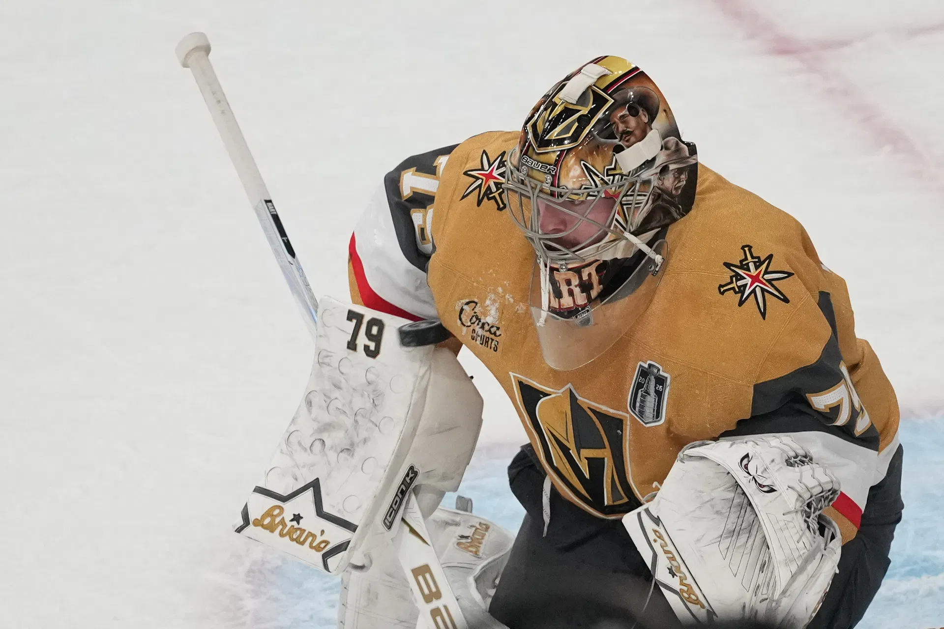 [WATCH] Carter Hart chora nos braços de Jack Eichel depois que Vegas Golden Knights perde a final da Stanley Cup