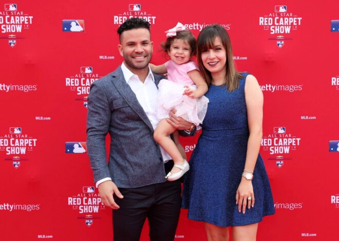 As esposas dos Astros entusiasmam-se com o look chique da esposa de Jose Altuve, Giannina, em regata e jeans largos no Daikin Park