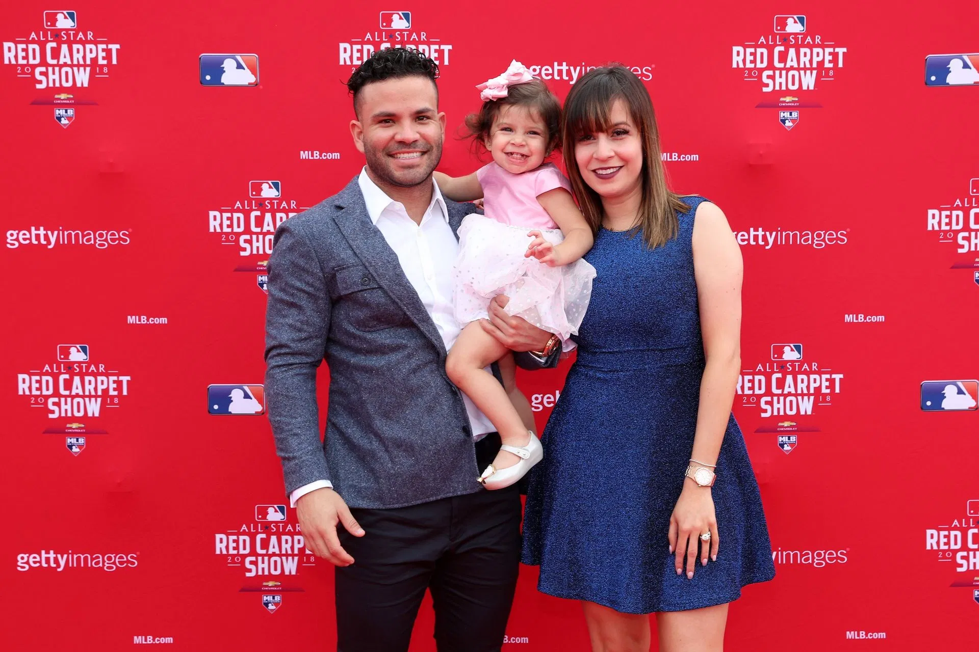 As esposas dos Astros entusiasmam-se com o look chique da esposa de Jose Altuve, Giannina, em regata e jeans largos no Daikin Park