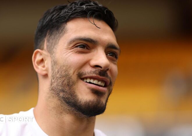 Raul Jimenez: Wolves recontratam atacante mexicano do Fulham da Premier League