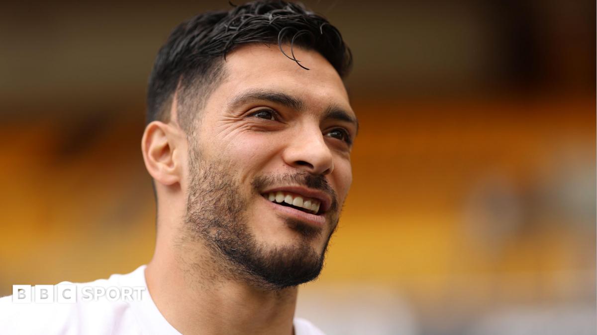 Raul Jimenez: Wolves recontratam atacante mexicano do Fulham da Premier League