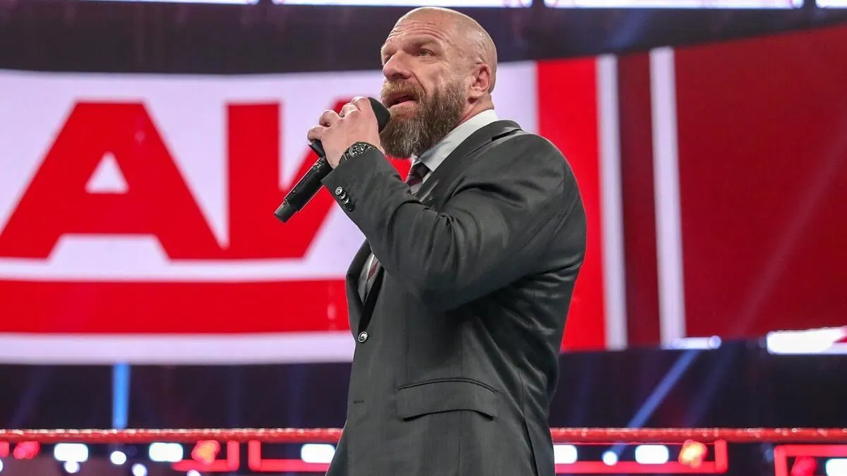 3 sinais claros que Triple H está enterrando deliberadamente a estrela da WWE de 43 anos
