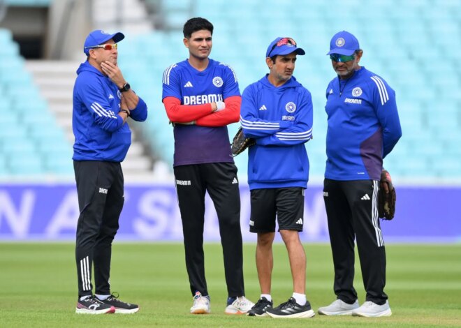 O técnico de rebatidas da equipe indiana distribui garrafas de água aos fãs durante o dia 3 do teste IND vs AFG 2026 em Mullanpur [Watch]