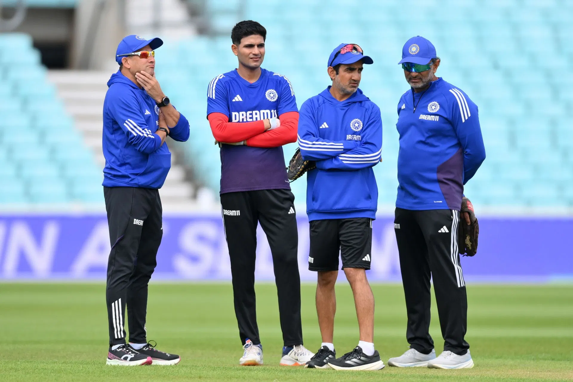 O técnico de rebatidas da equipe indiana distribui garrafas de água aos fãs durante o dia 3 do teste IND vs AFG 2026 em Mullanpur [Watch]