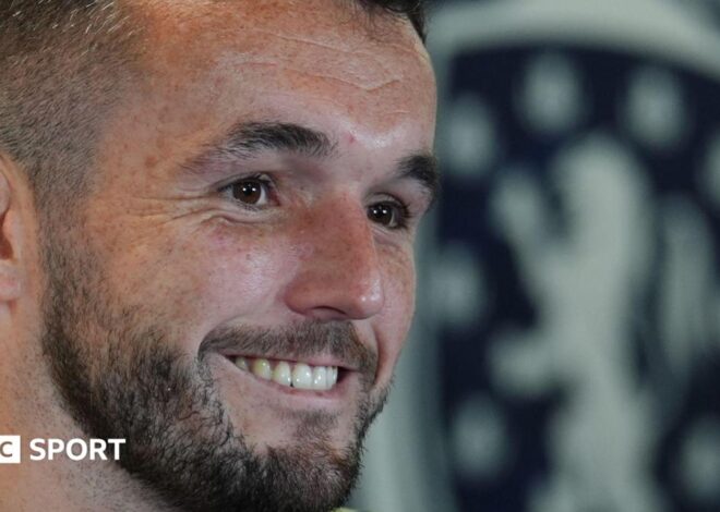John McGinn na forma de sua vida e agora dançando ao som da música escocesa