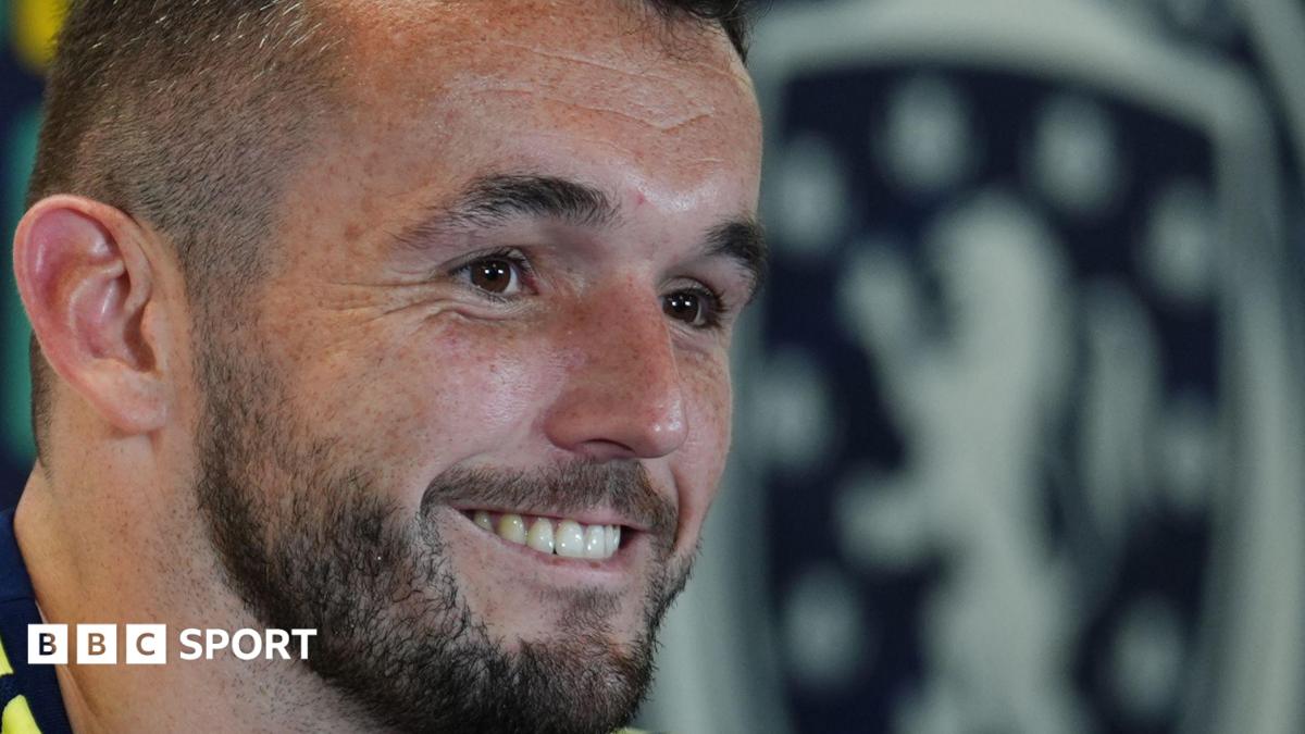 John McGinn na forma de sua vida e agora dançando ao som da música escocesa