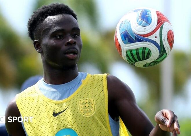 Copa do Mundo de 2026: o técnico da Inglaterra, Thomas Tuchel, diz que a preparação física de Bukayo Saka está sendo cuidadosamente gerenciada