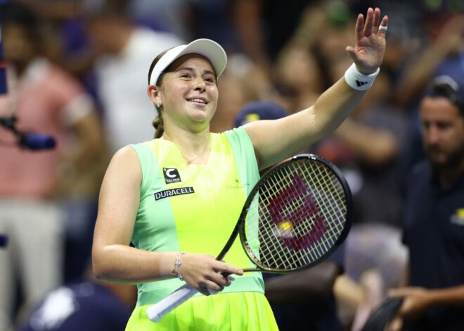 FOTOS: Jelena Ostapenko posa em biquíni cinza prateado enquanto encerra férias relaxantes em Mykonos