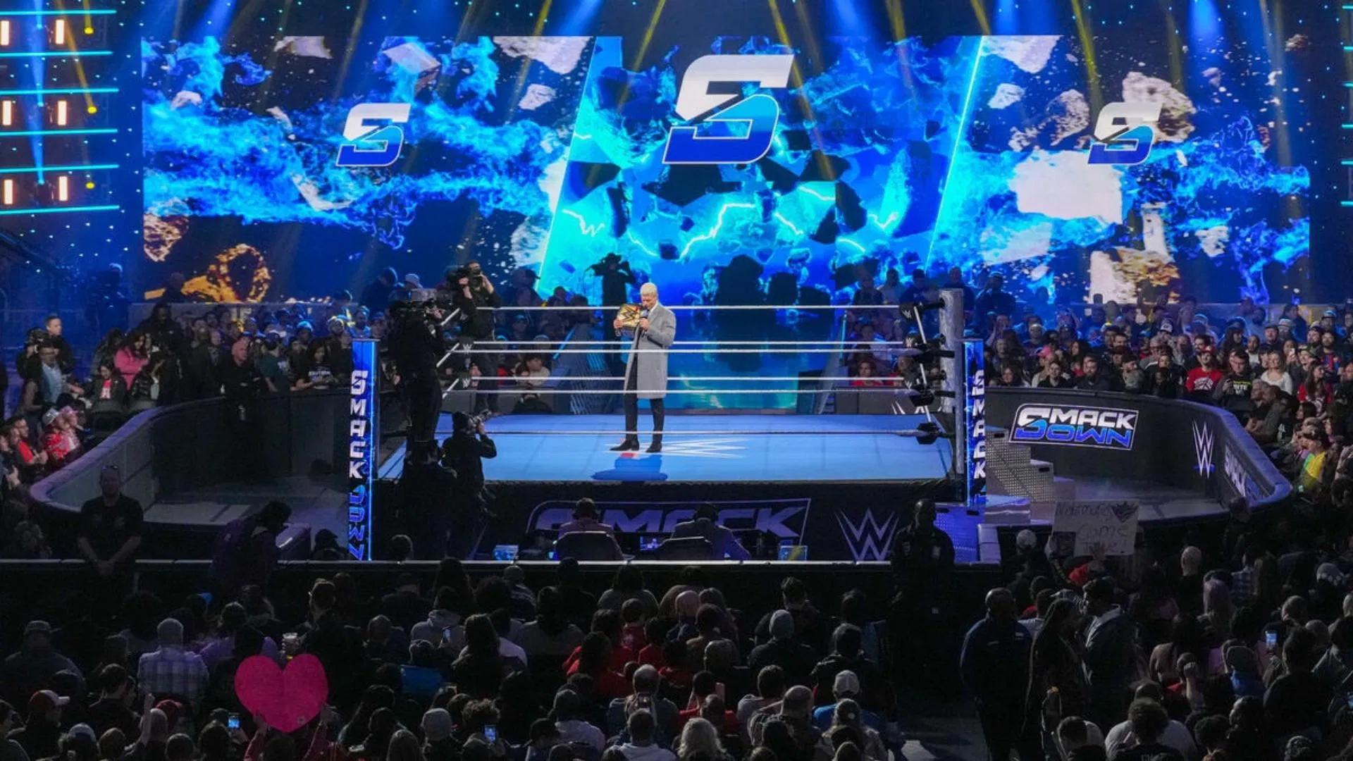 ASSISTIR: Estrela popular da WWE arranca o telefone de um fã das mãos no SmackDown
