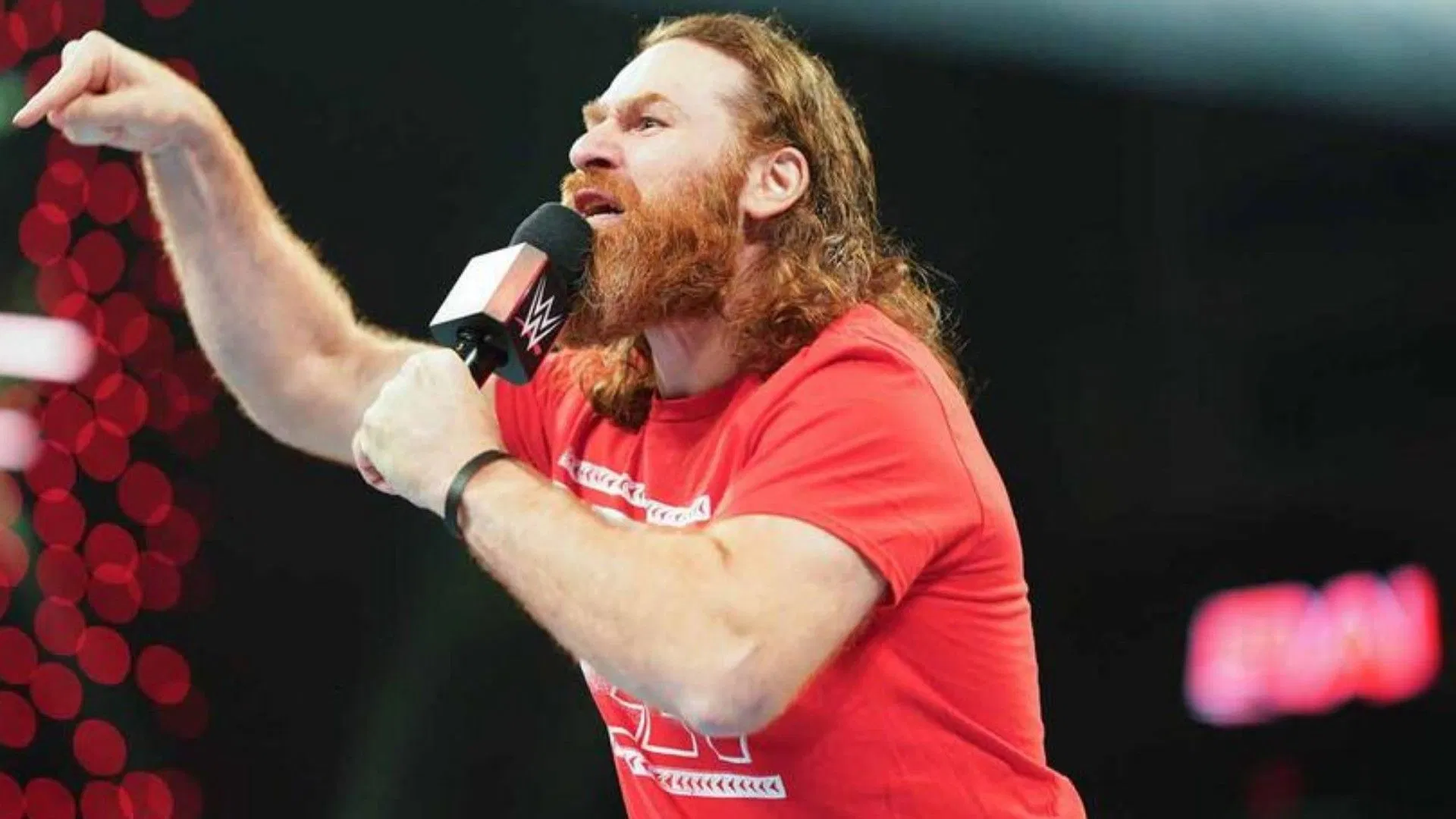 Sami Zayn envia uma mensagem NSFW para seus inimigos; elogia multidão europeia