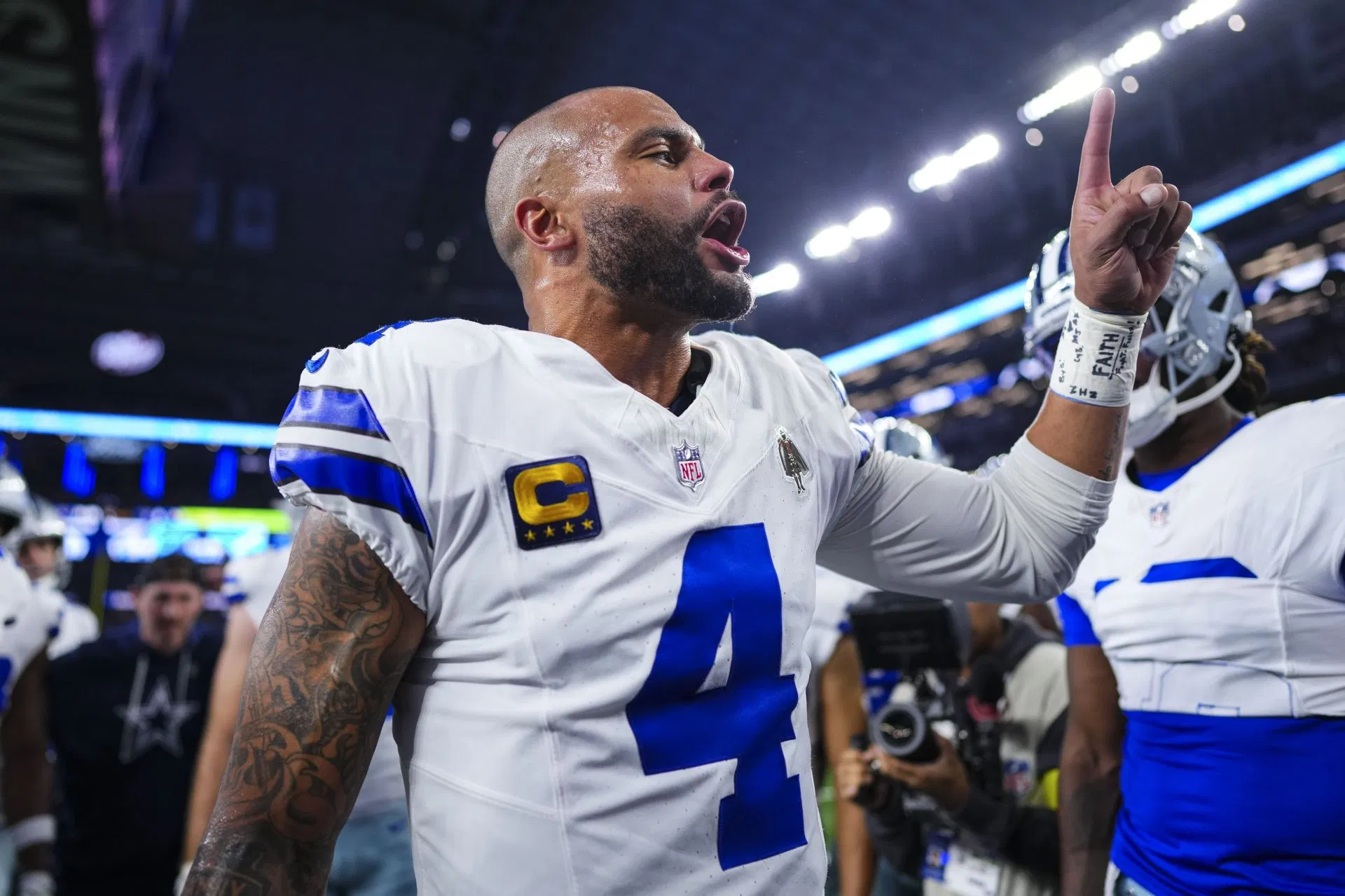 Fonte dos Cowboys revela que Dak Prescott perdeu peso devido ao estresse durante a entressafra