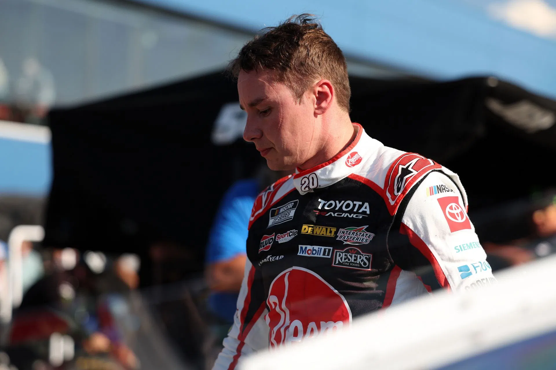Joe Gibbs dá uma atualização preocupante sobre a lesão de Christopher Bell após um acidente assustador com Chase Elliott em Michigan