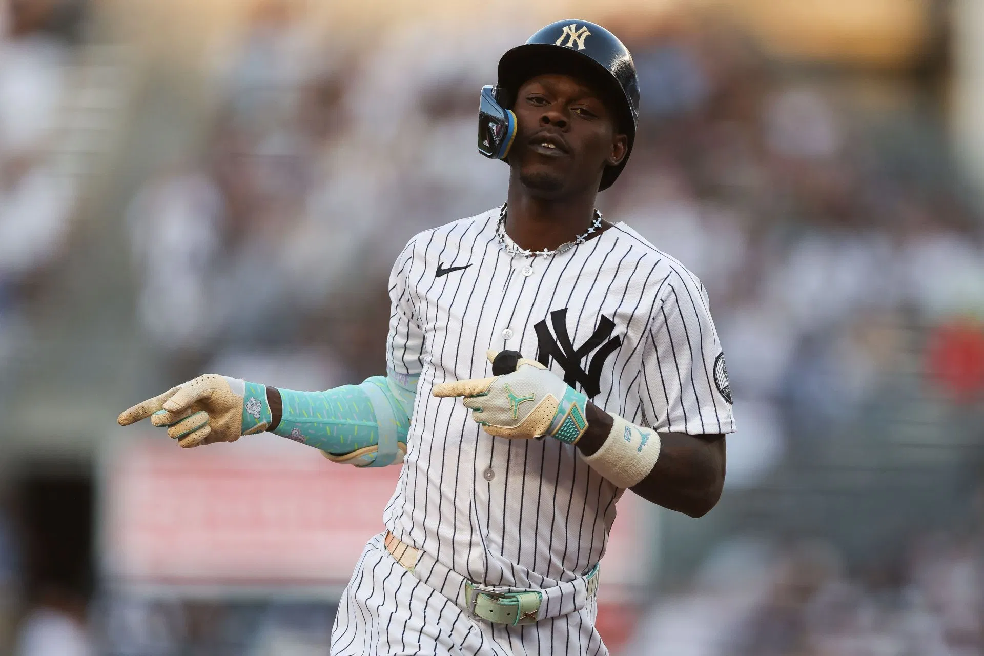 ASSISTIR: A noiva de Jazz Chisholm Jr., Ahna Mac, transforma o adiamento do Yankees x Red Sox em uma vitrine de arte surpresa