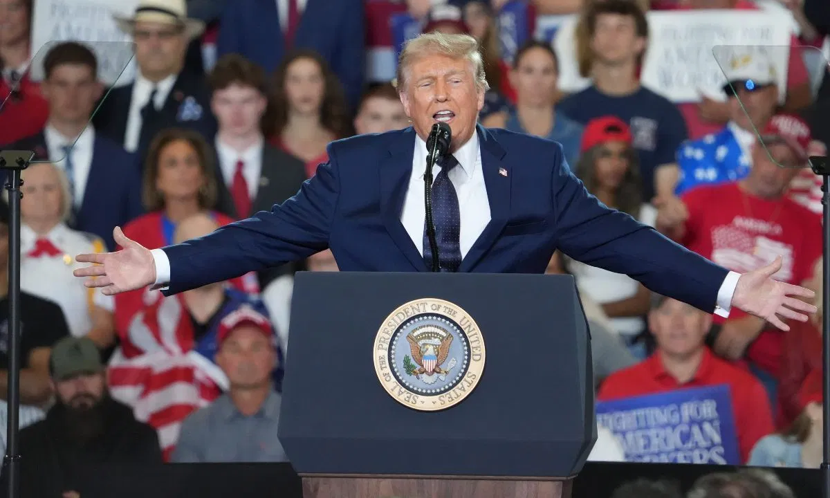 O presidente Donald Trump escolhe um lado na acalorada guerra do teto salarial da MLB na primeira reação pública