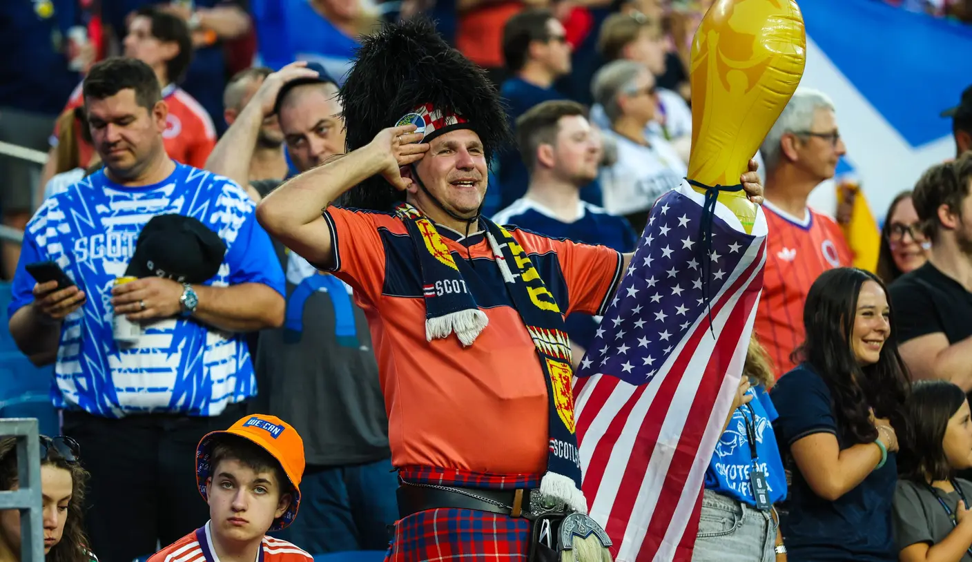 Torcedores da Escócia comemoraram vitória histórica na Copa do Mundo da maneira mais americana