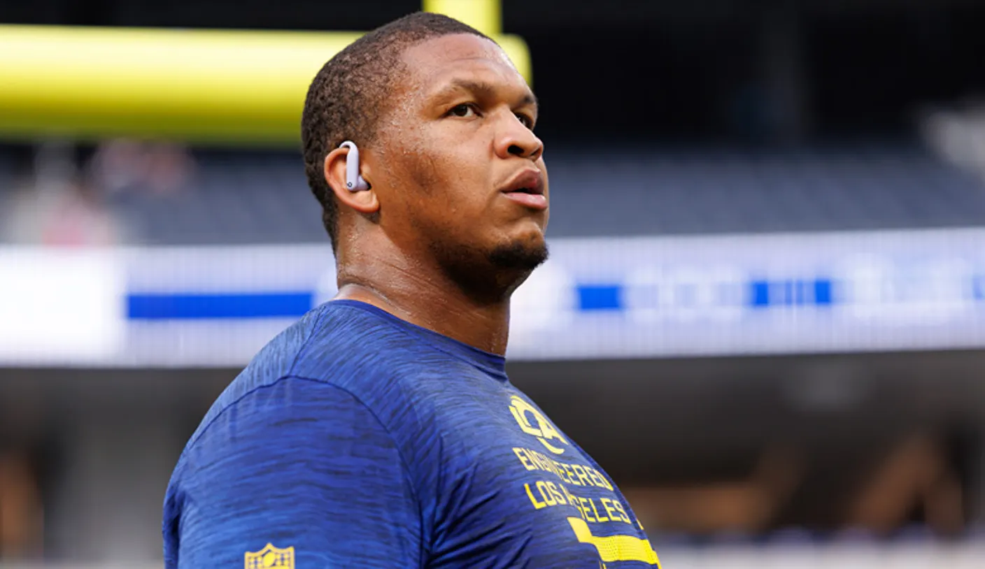 Rams enfrenta Alaric Jackson preso por suspeita de crime de violência doméstica