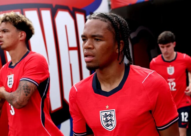 Jude Bellingham deixa Rio Ngumoha ‘sem palavras’ após apresentação da seleção da Inglaterra