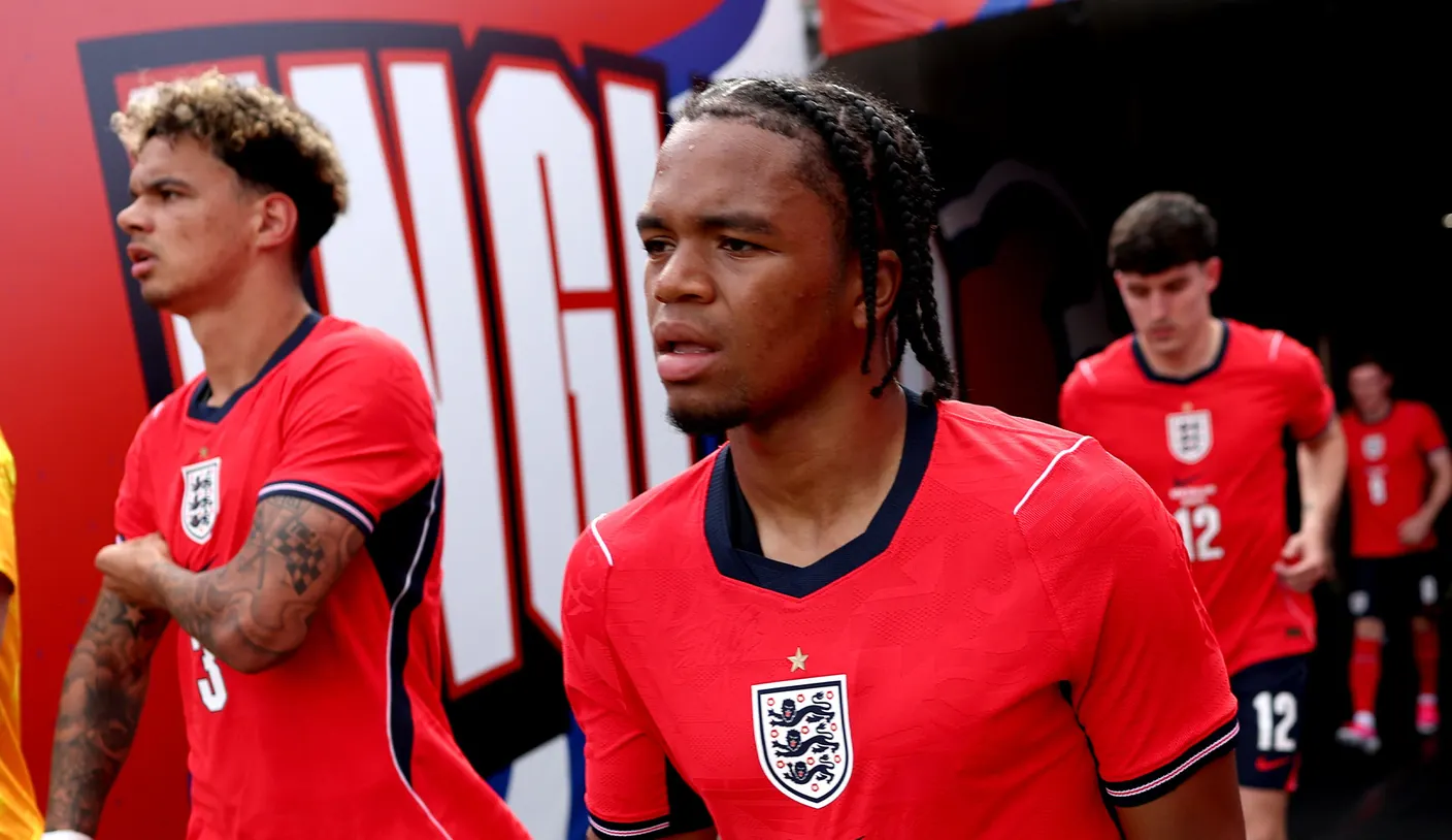 Jude Bellingham deixa Rio Ngumoha ‘sem palavras’ após apresentação da seleção da Inglaterra
